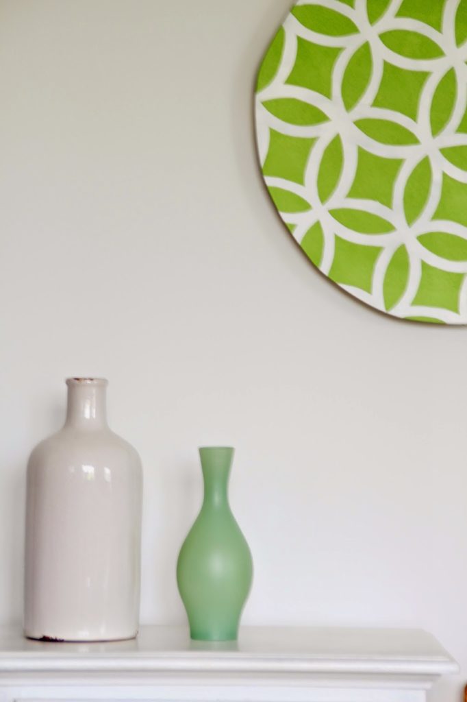 Fertige Wanddeko mit grün weißem grafischem Muster und Vasendeko