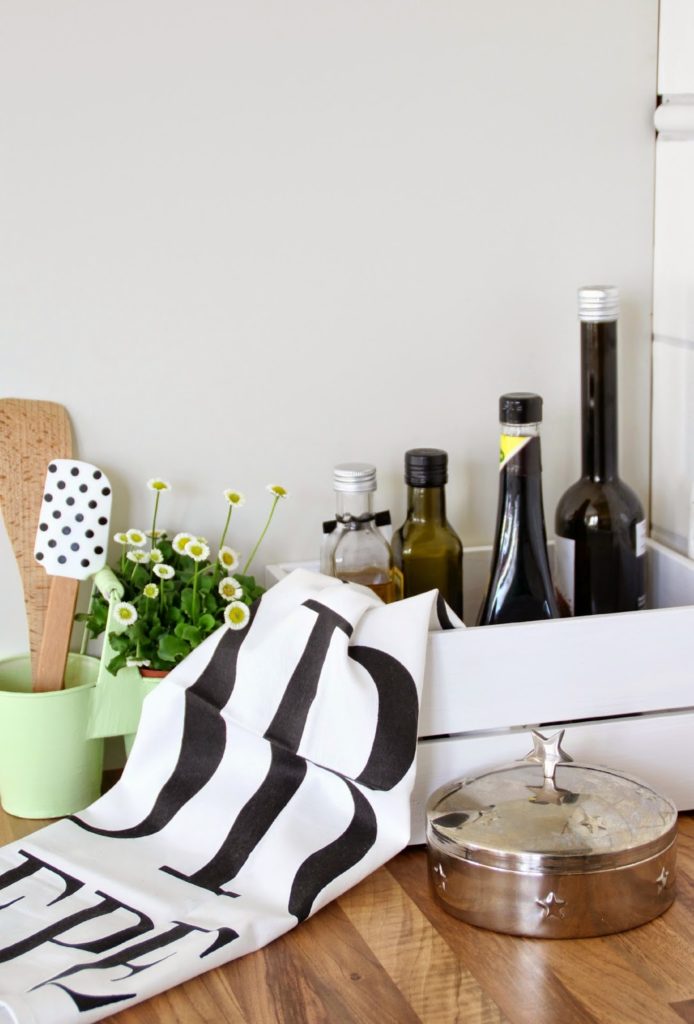 Stilleben in der Küche mit Essig und Öl in einer weißen Knagglig Kiste von Ikea