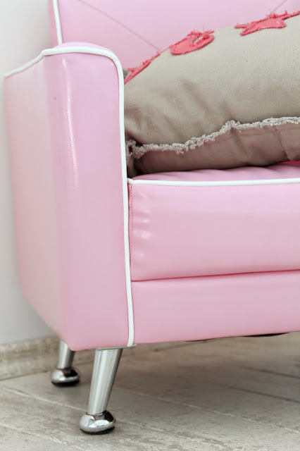 pinker Sessel mit beigem Kissen