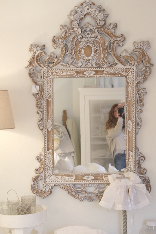 opulenter weißer Ornament-Spiegel mit Selfie im Spiegel