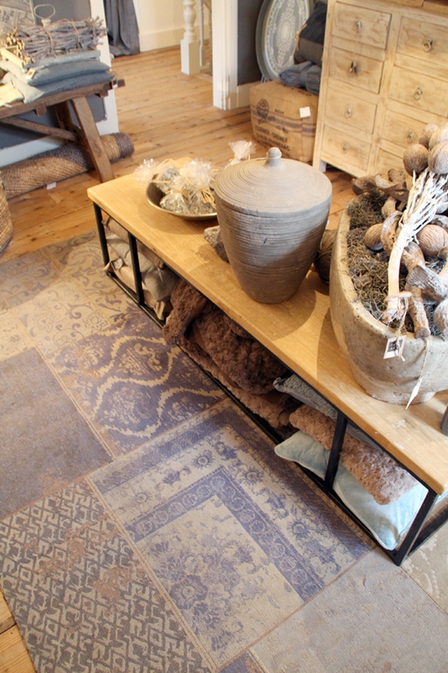 gemusterter Teppich unter einer Holzbank (Tisch) in beige grau blau