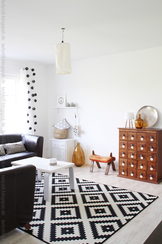 Wohnzimmerblick mit DIY Lampe