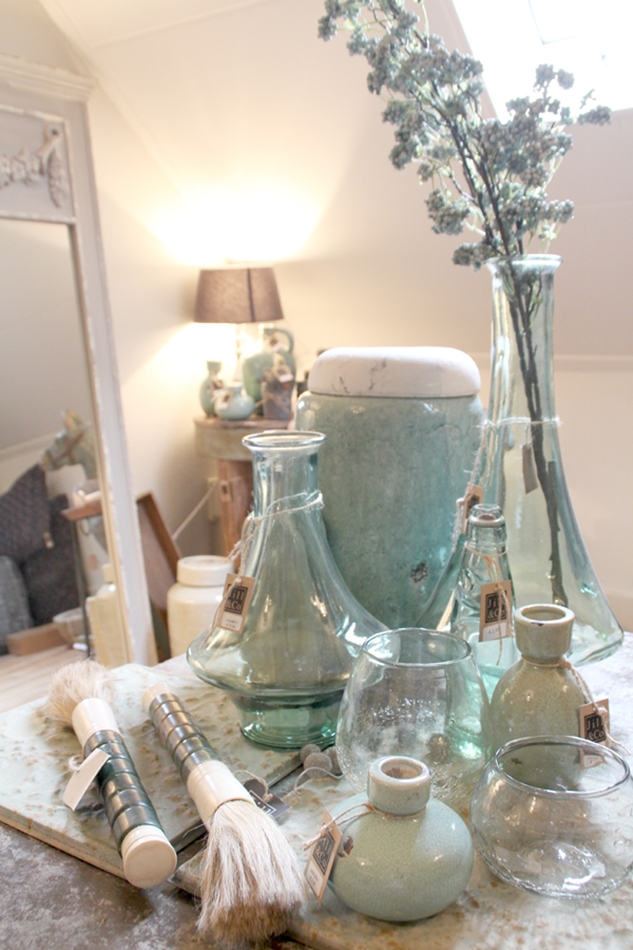 kleiner Tisch mit chinesischen Pinseln und kleinen grünen Vasen und Behältnissen