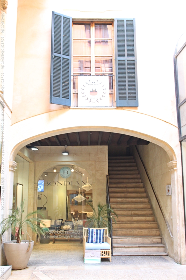 Blick auf den Eingangsbereich des Interior Shops Bondian Living auf Mallorca