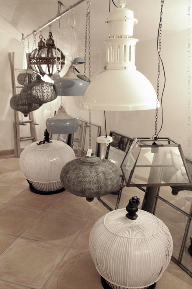 diverse Lampen hängen von der Decke im Bondian Living auf Mallorca