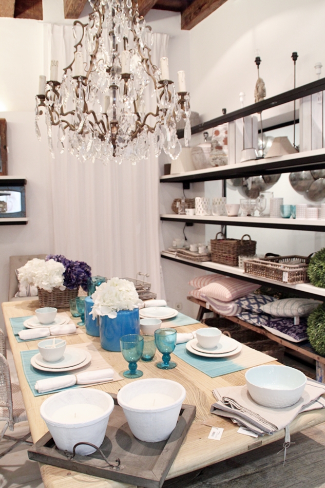 gedeckter Tisch in weiß, türkis und holzfarben im Bondian Living Shopping Tipp auf Mallorca