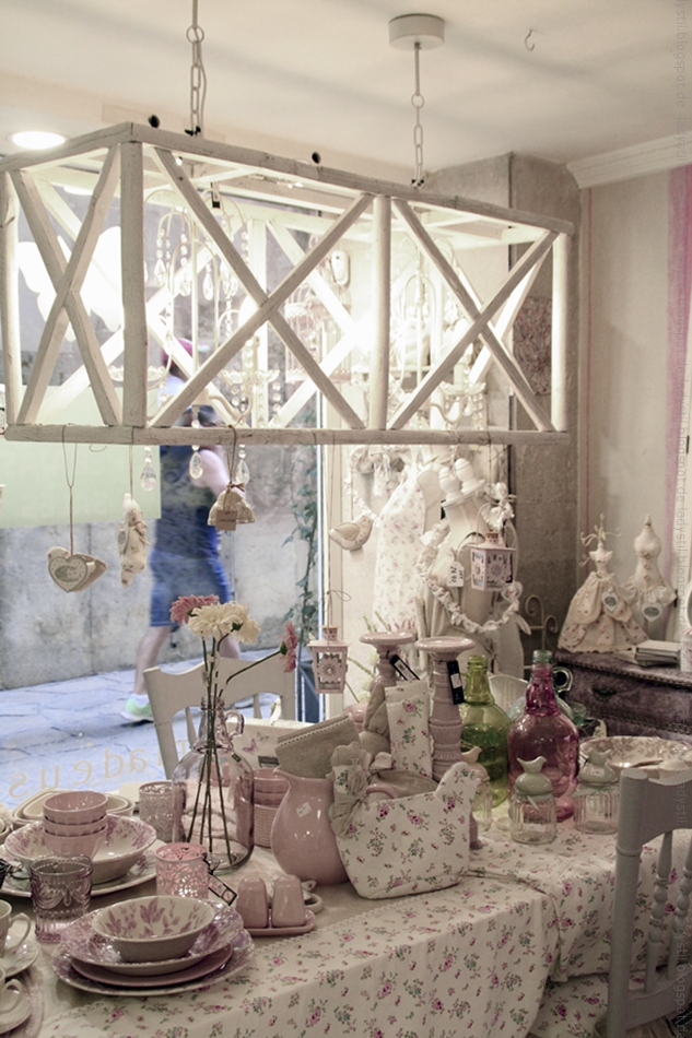 gedeckter Tisch im Interior Geschäft Domvs Artis Palma mit rosa Geschirr und Blümchentischdecke
