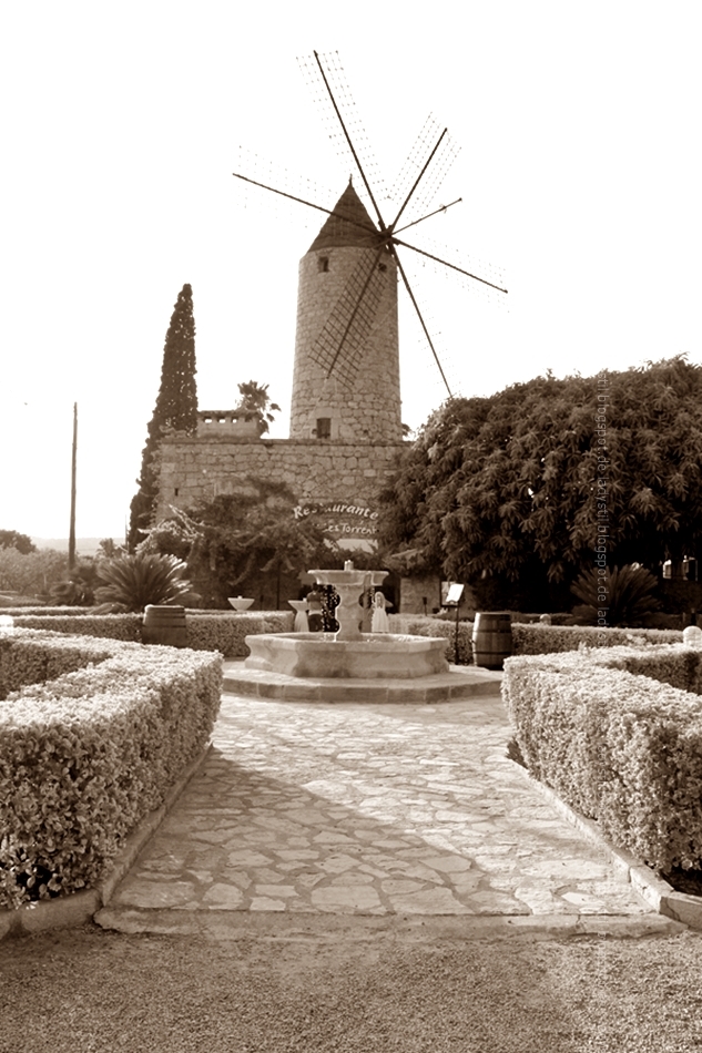 Blick auf die Mühle in Santa Maria Moli des Torrent Restaurant mit Springbrunnen in der Mitte und Hecken die das Ganze säumen