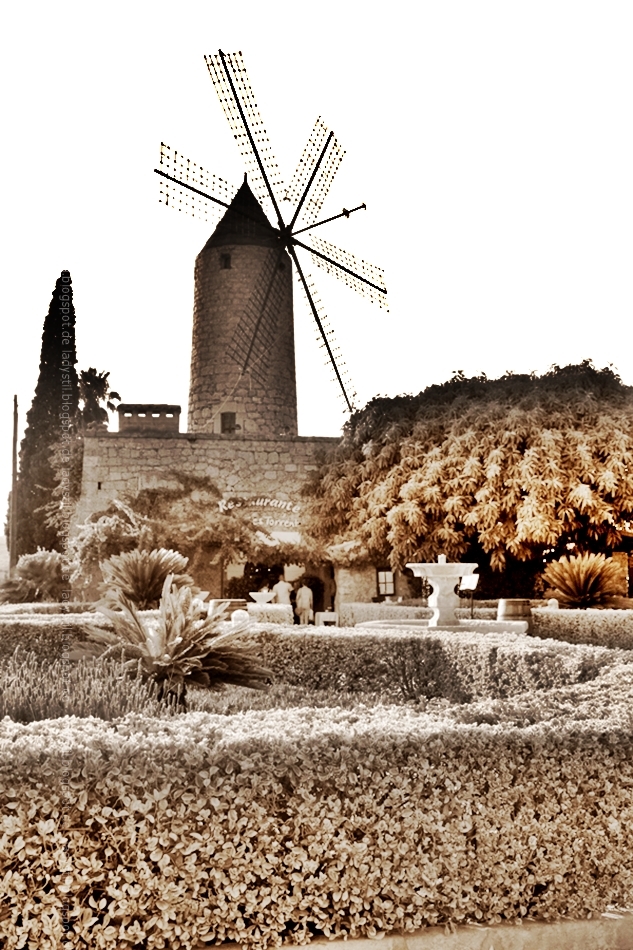Blick auf die Mühle und den Vorgarten des Restaurants in Sepia Farben
