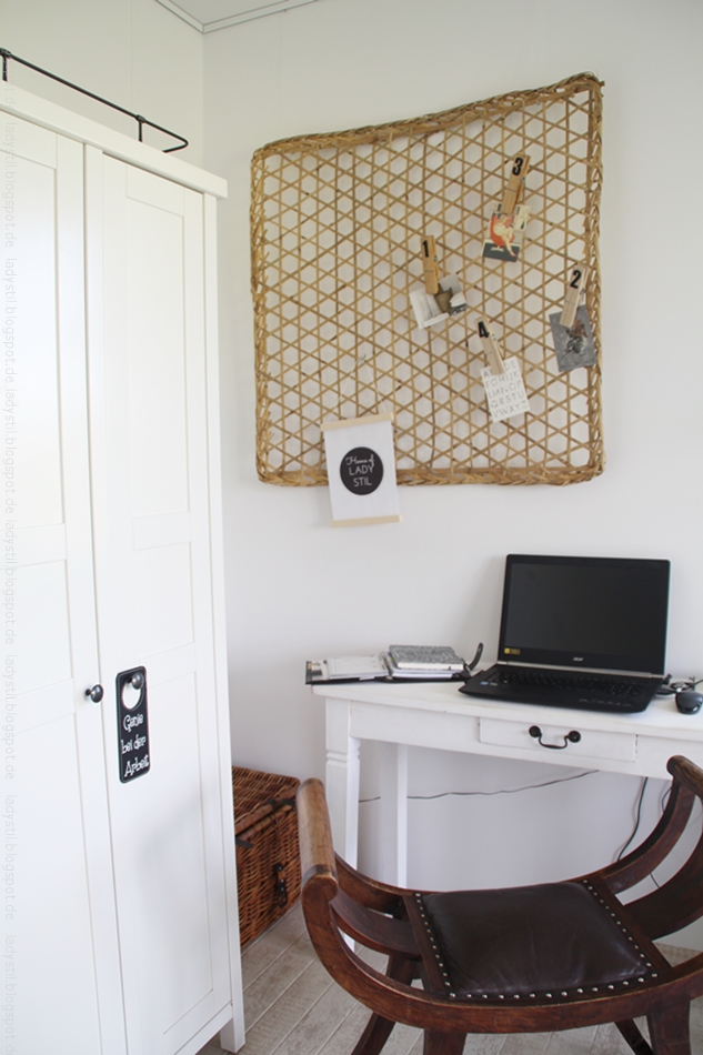 Überblick Office in weiß schwarz mit Holz und Moodboard