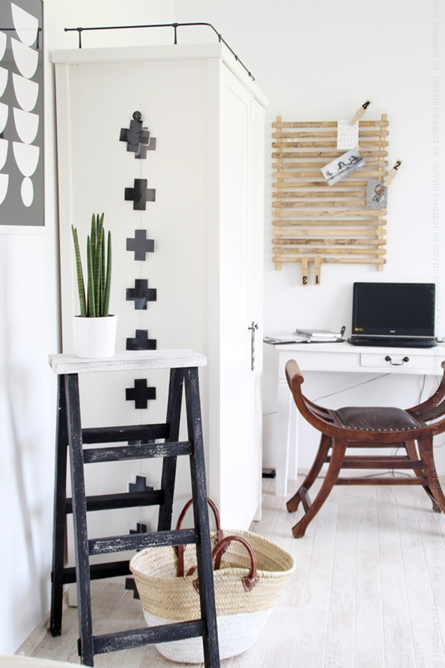 Überblick Büro-Ecke mit Schreibtisch und Schrank in weiß und Stuhl in Holz schwarze Accessoires