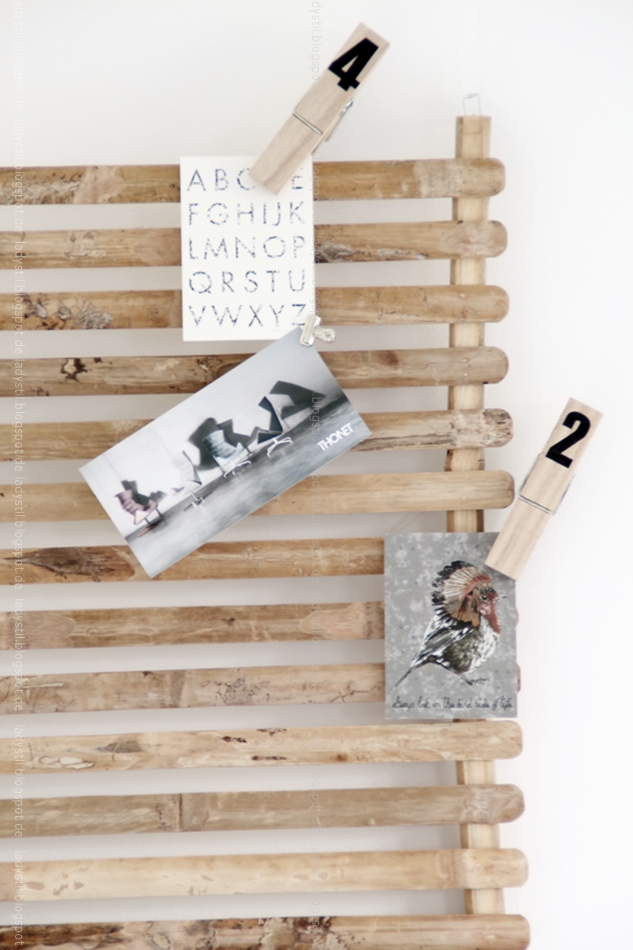 Bambus Wandboard TineK mit Postkarten und großen Holzklammern