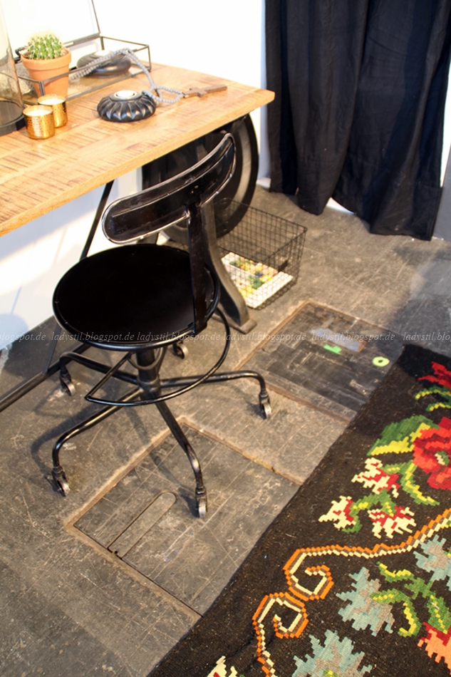Bodilson Schreibtisch Holz Stuhl schwarz Industrielook auf der Messe in Amsterdam