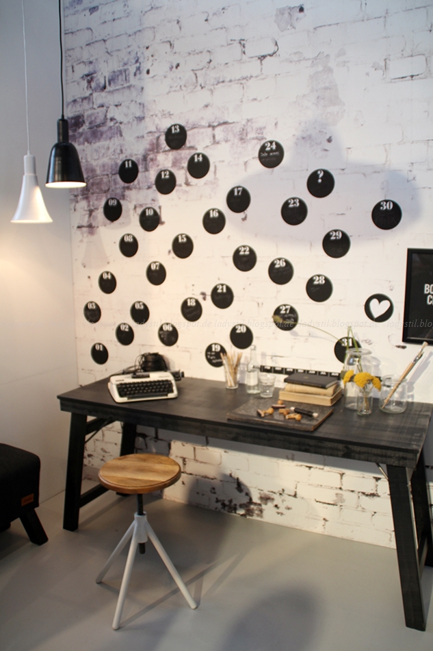 Karwei Büro Office in schwarz weiß Holz mit Klebepunkten als Wandkalender
