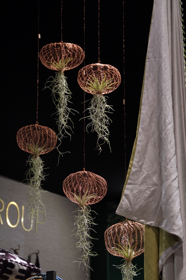Messe Amsterdam vt wonen en design beurs 2015 hängende Pflanzen in kupferfarbenen Ballons aus Draht