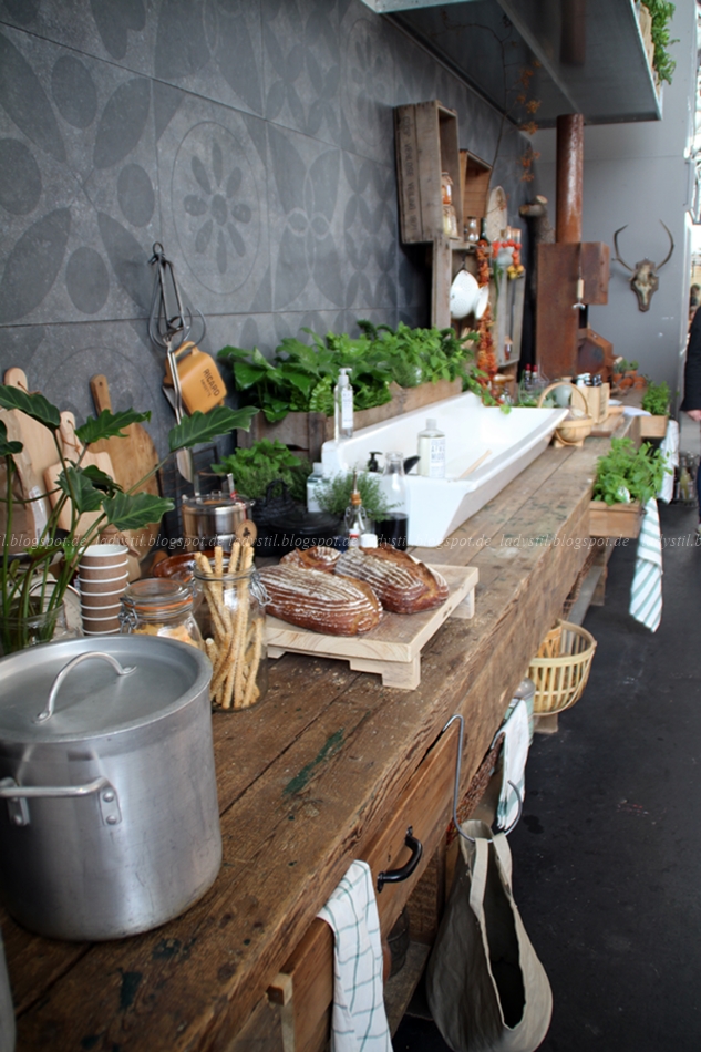 Blick auf die gesamte Küche in Grau Weiß Holz auf der Messe in Amsterdam 2015 vt wonen en design beurs