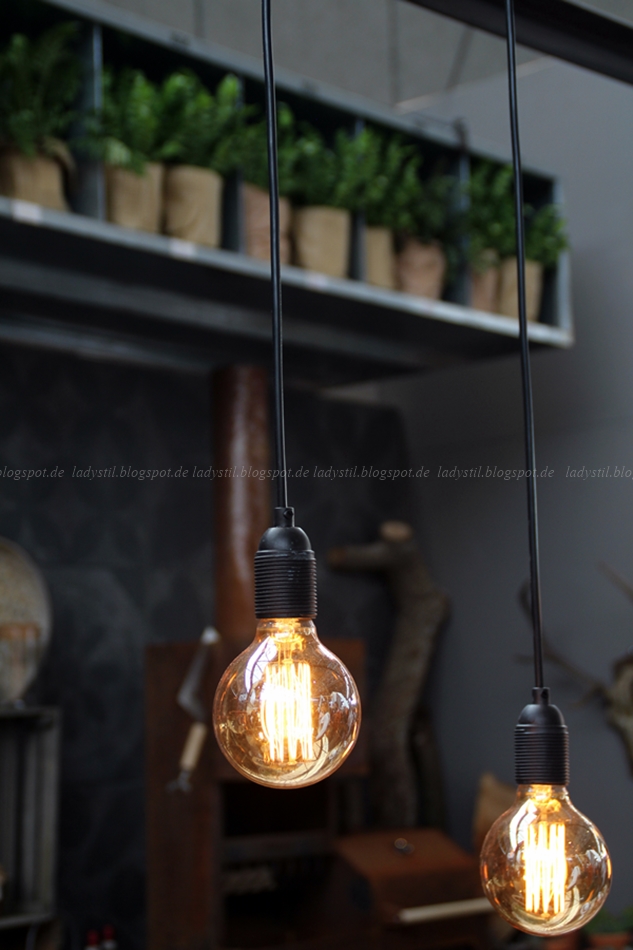 Blick auf die Küchenlampen, die nur aus Glühbirnen bestehen auf der vt wonen en design beurs in Amsterdam 2015