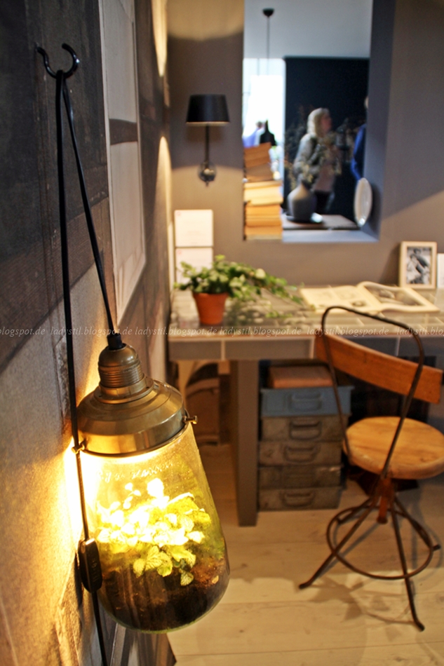Urban Jungle auf der messe Amsterdam vt wonen en design beurs 2015 mit Pflanze in einer leuchtenden Lampe