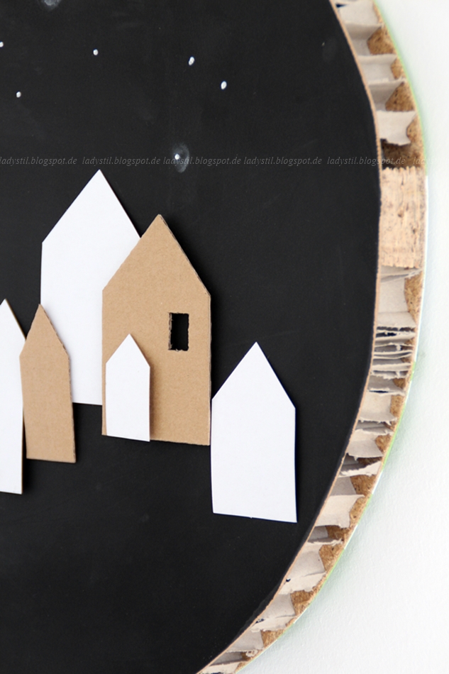 rundes Wandbild mit Tafellack mit Häusern aus Papier und Pappe 