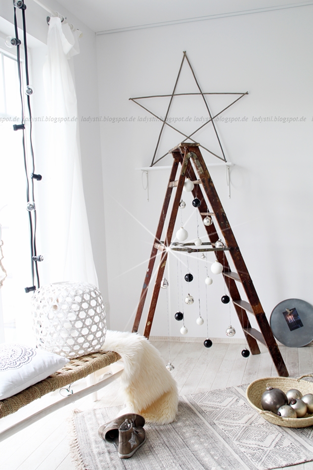 DIY Weihnachtsbaum aus Leiter und Weihnachtskugeln schwarz weiß silber Holz