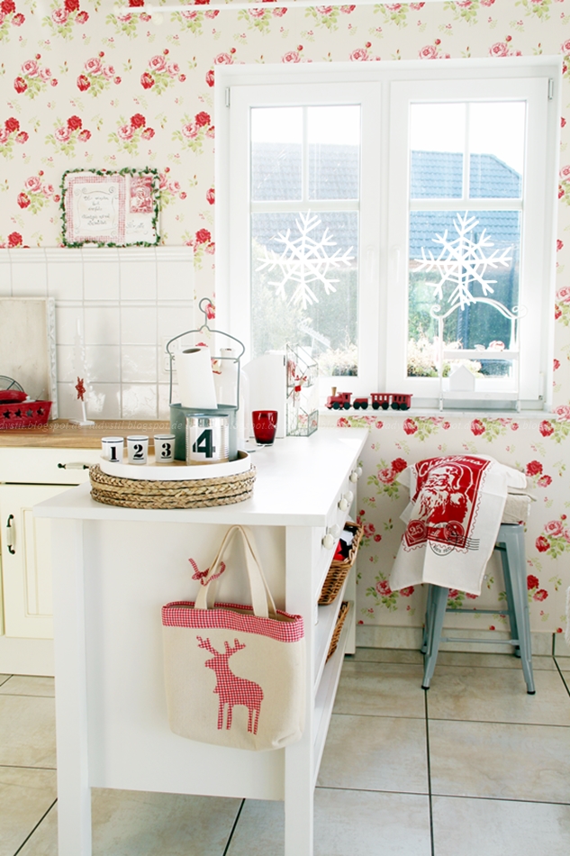 Cottage Küche mit weißen Küchenmöbeln und rot weißer Weihnachtsdeko