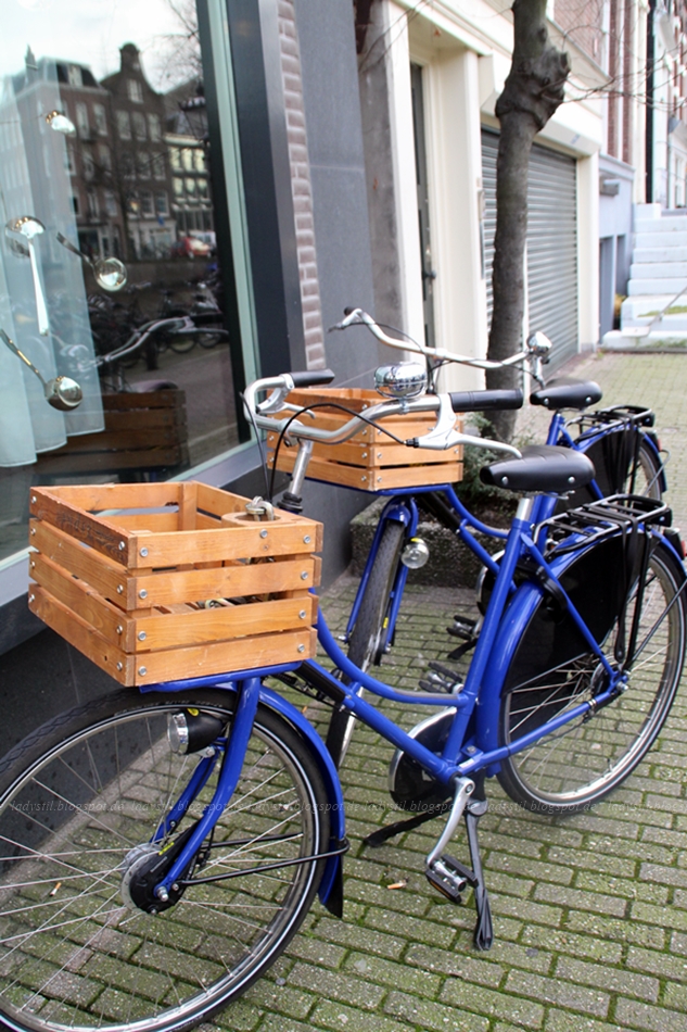 blaue Fahrräder vom Hotel Andaz in Amsterdam
