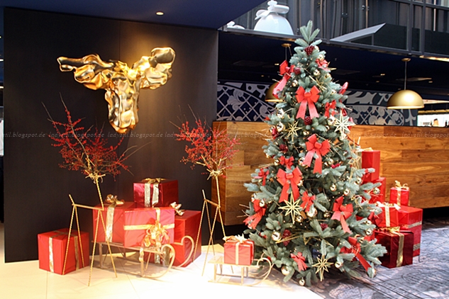 Lobba mit Weihnachtlicher Dekoration im Hotel Andaz Hyatt Amsterdam