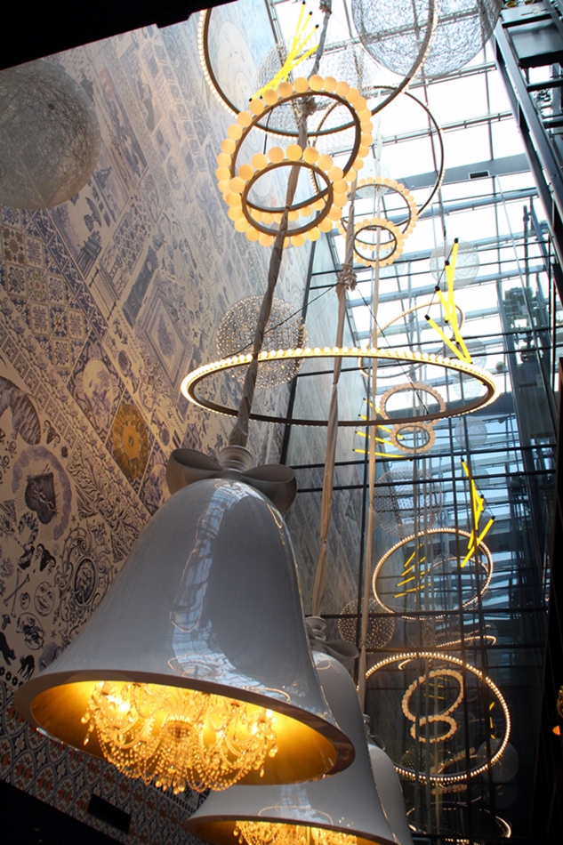 Lampen in Form einer weihnachtlichen Glocke in der Lobby des Hotels Andaz Hyatt Amsterdam