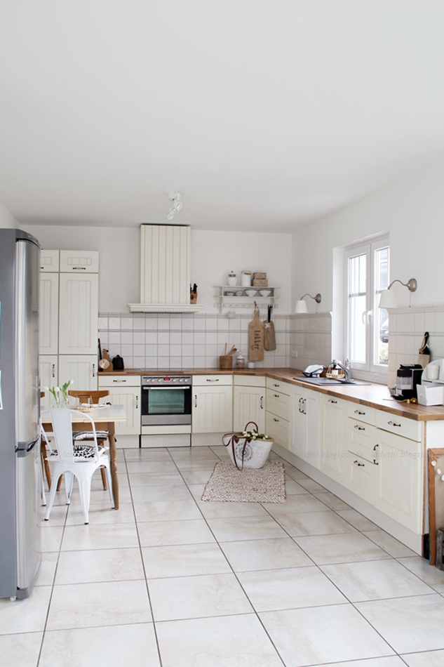 Küchenüberblick nach der Renovierung in weiß mit Holzaccessoires