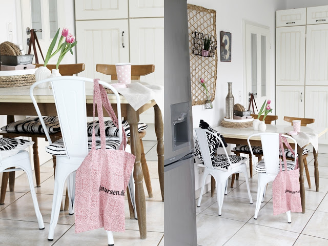 Deko Donnerstag! Heute mit einem vintage Küchentisch, der Kindheitserinnerungen weckt und stylischer Tischdeko! Blick auf den vintage Tisch mit Tischdeko in weiß rosa Holz