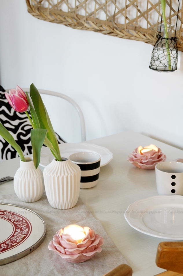 Deko Donnerstag! Heute mit einem vintage Küchentisch, der Kindheitserinnerungen weckt und stylischer Tischdeko! Blick auf den Tisch mit Augenmerk auf zwei weißen Vasen