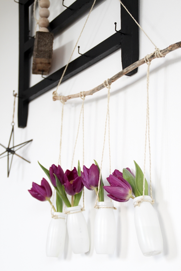Blumenampel DIY mit Plastikflaschen Kordel und Ast, Blumen für die Wand, Makramee-Ampel DIY,