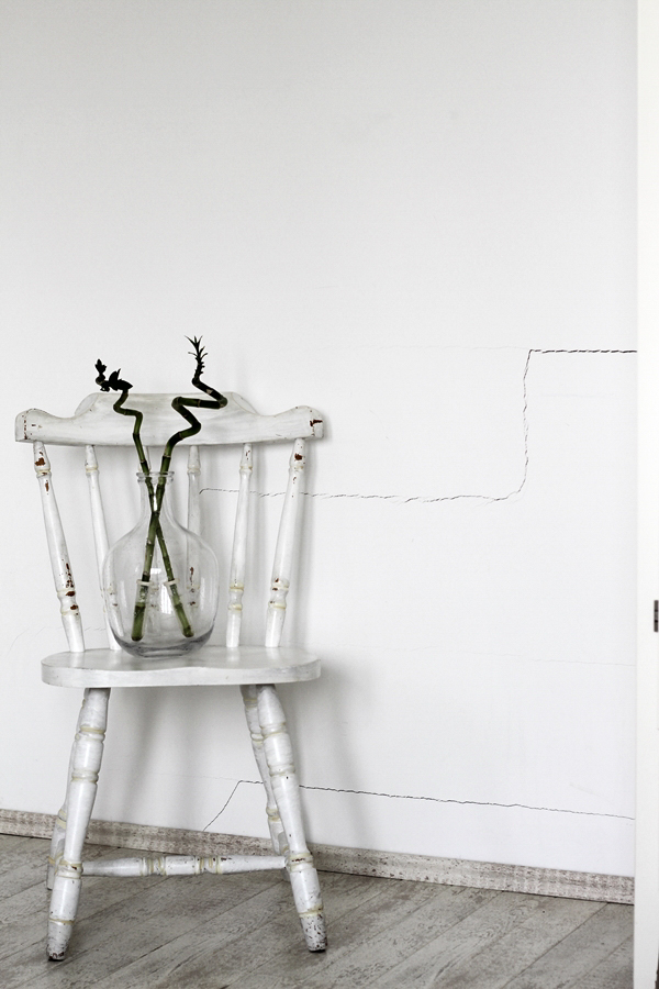 Wanddekoration mit IXXIdesign, originelle Bilder zum Selbergestalten, Schlafzimmer einrichten mit stylischen Fotos für die Wand, Traumfänger, alter Stuhl geweißt mit durchsichtiger Vase und Bambus