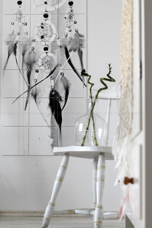Wanddekoration mit IXXIdesign, originelle Bilder zum Selbergestalten, Schlafzimmer einrichten mit stylischen Fotos für die Wand, Traumfänger, alter Stuhl mit Ballonvase und Bambus
