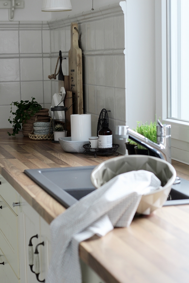 Küche Impressionen schwarz weiß Holz 