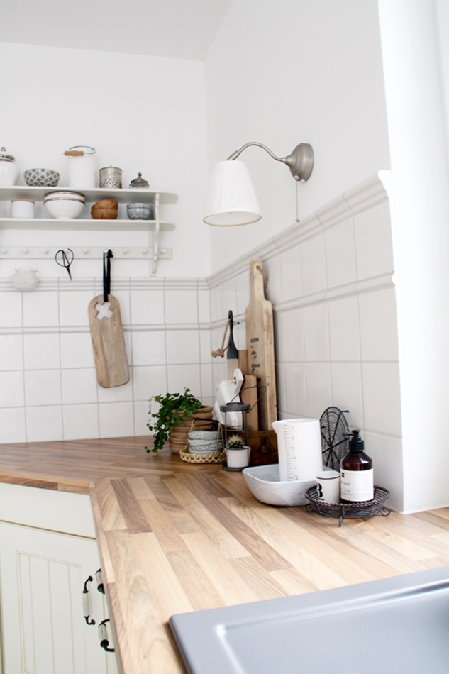 Küchenstyling in Holz Schwarz Weiß mit House Doctor Messbecher und HK Living Brettchen und Loods5 Brettchen