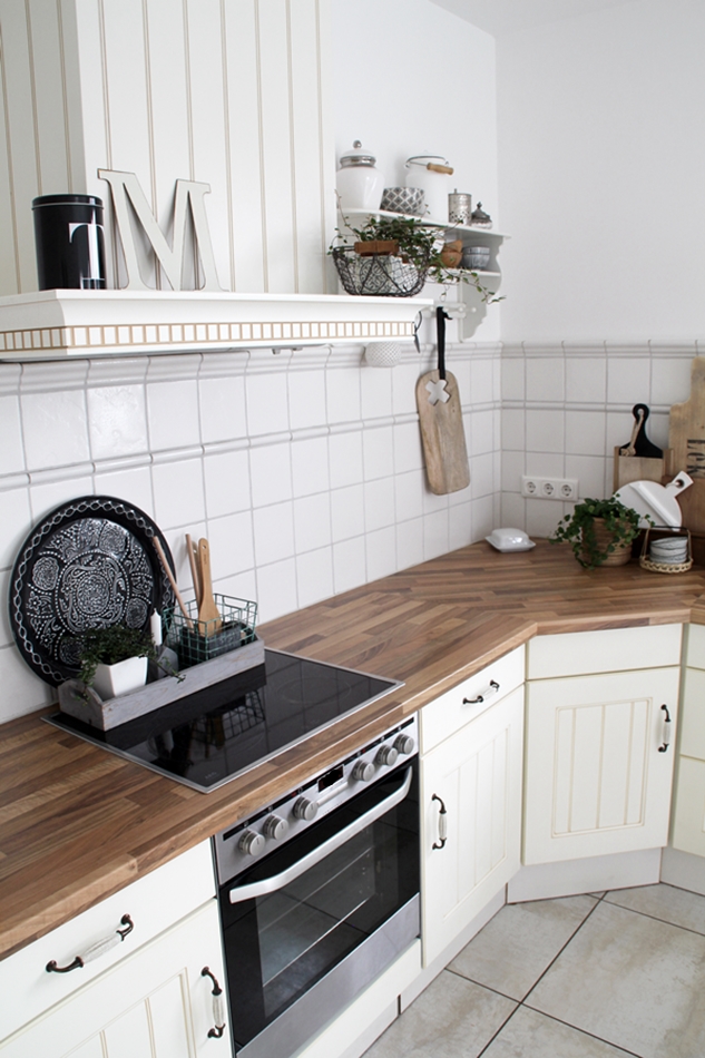 Küchen Impressionen Nicolas Vahe schwarze Box T und HK Living Brettchen aus Holz