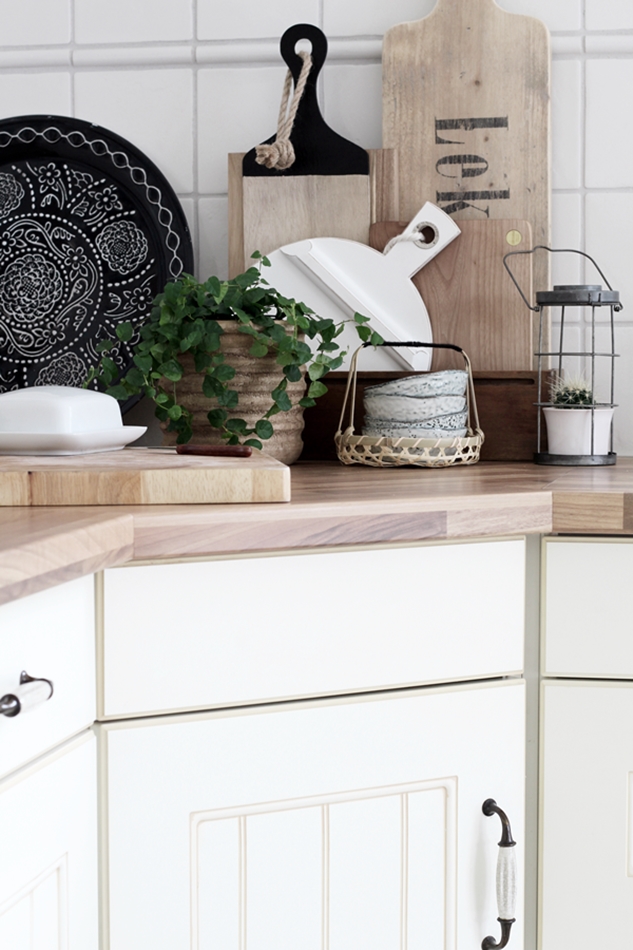 Küchenstyling mit Accessosires in Holz weiß grau und schwarz, weiße Ikea Butterdose, graue Schälchen von House Doctor, Brettchen von HK Living und Loods5