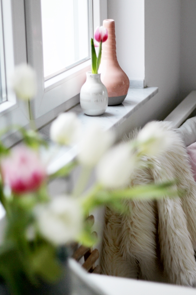 Mit leichten Pastellfarben zieht der Frühling in die Küche ein! Küchenumstyling mit neuen Gelenk-Lampen! Detailblick auf zwei Vasen in Weiß und Rosa
