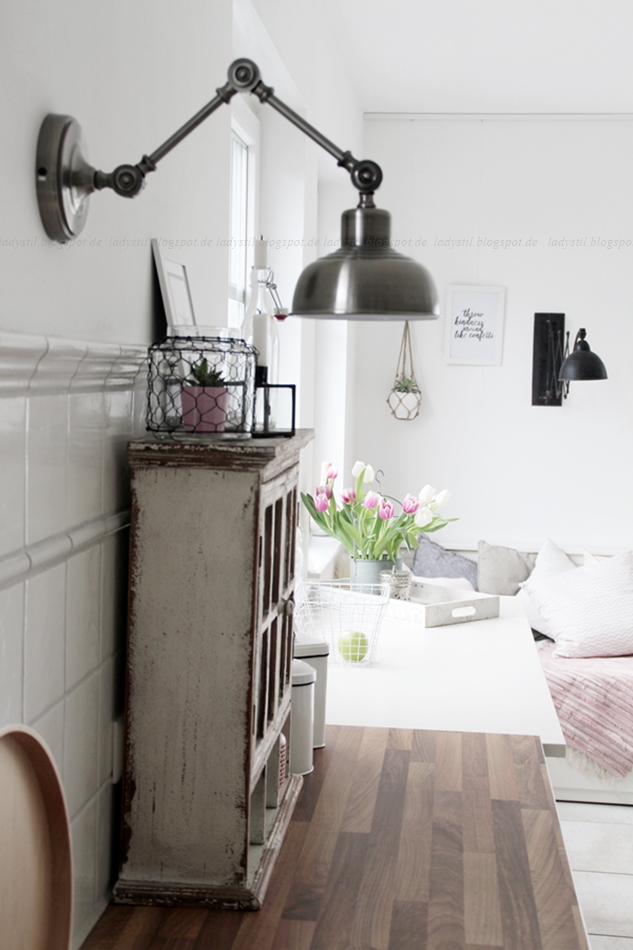 Mit leichten Pastellfarben zieht der Frühling in die Küche ein! Küchenumstyling mit neuen Gelenk-Lampen! Blick über den Küchentresen hin zum Tagesbett mit rosa Kissen