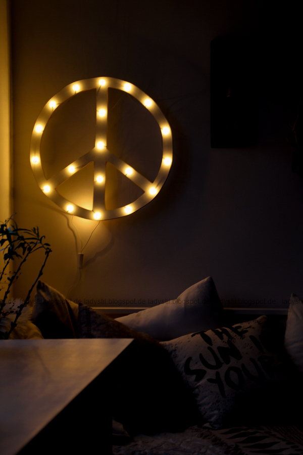 DIY Peacezeichen Leuchtobjekt bei Nacht