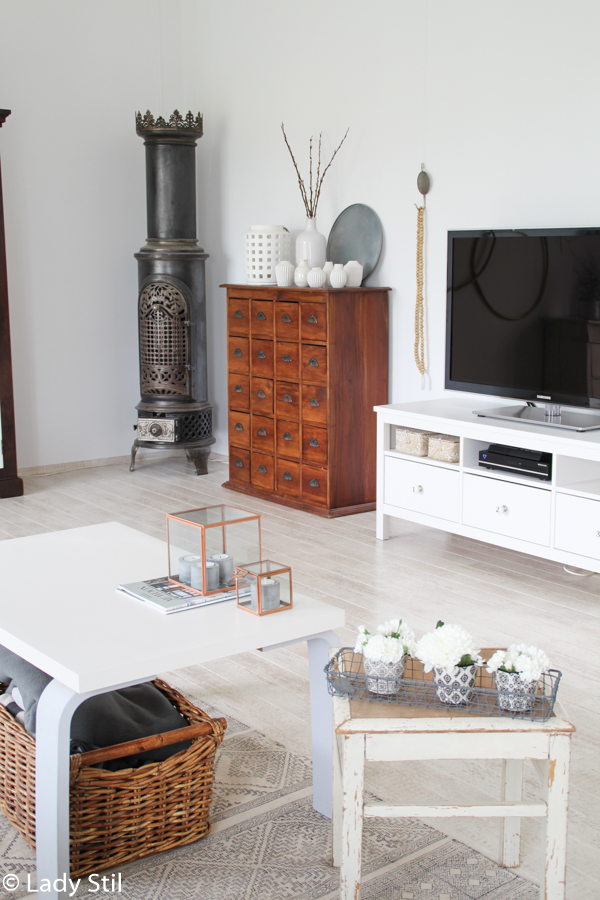 Blick ins Wohnzimmer mit TV Möbel von Ikea und antikem skandinavischem Königinnenofen