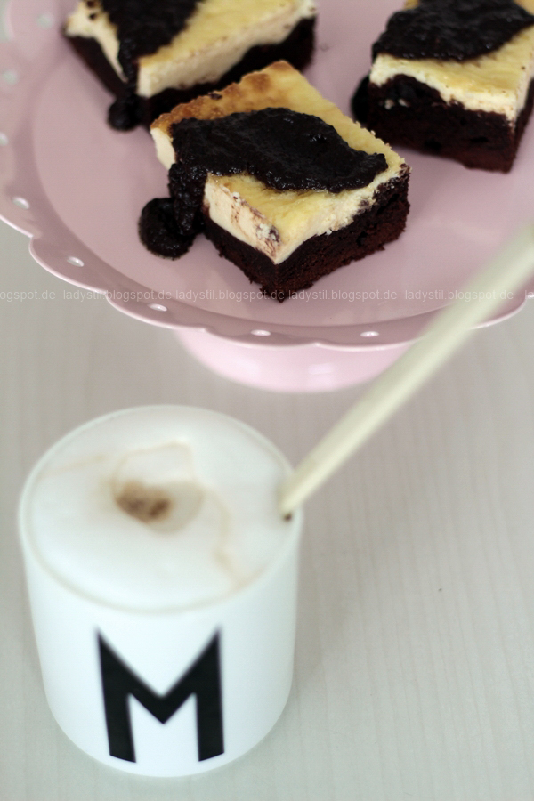 Brownies mit Cheesecake-Topping und Design Letters Tasse "M"