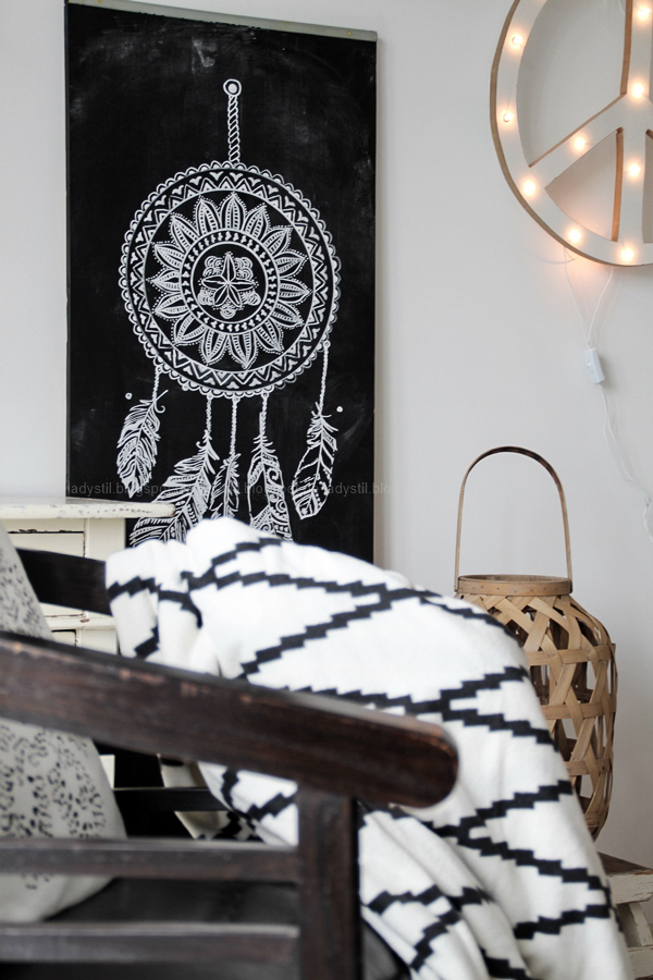 DIY Tafelfarbe und Kreide , Wand mit Traumfänger und Federn bemalen , Wohnzimmer in Holz schwarz weiß mit Boho Accessoires