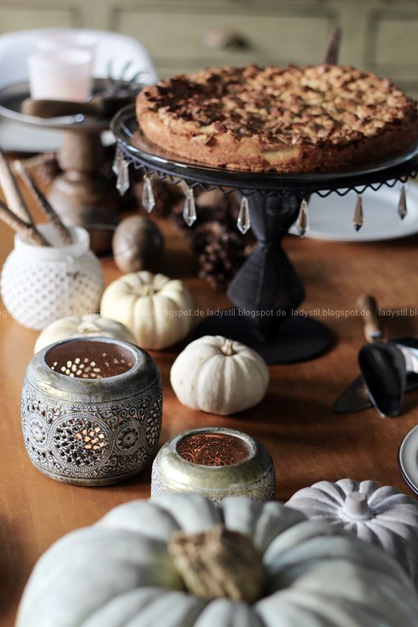 Tischdeko im Herbst mit Kürbissen und gedeckten Farbtönen, Table Setting Autumn Mood,