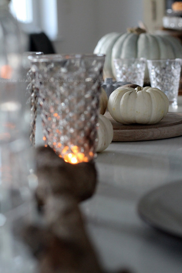 Tischdeko im Herbst mit Kürbissen und gedeckten Farbtönen, Table Setting Autumn Mood,