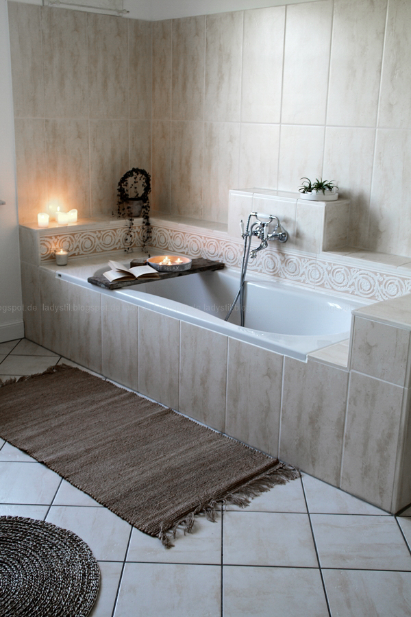 Wellnessoase Badezimmer, großzügiges Badezimmer mit großer Badewanne und hellen Fliesen, Badezimmer in Holz, Weiß