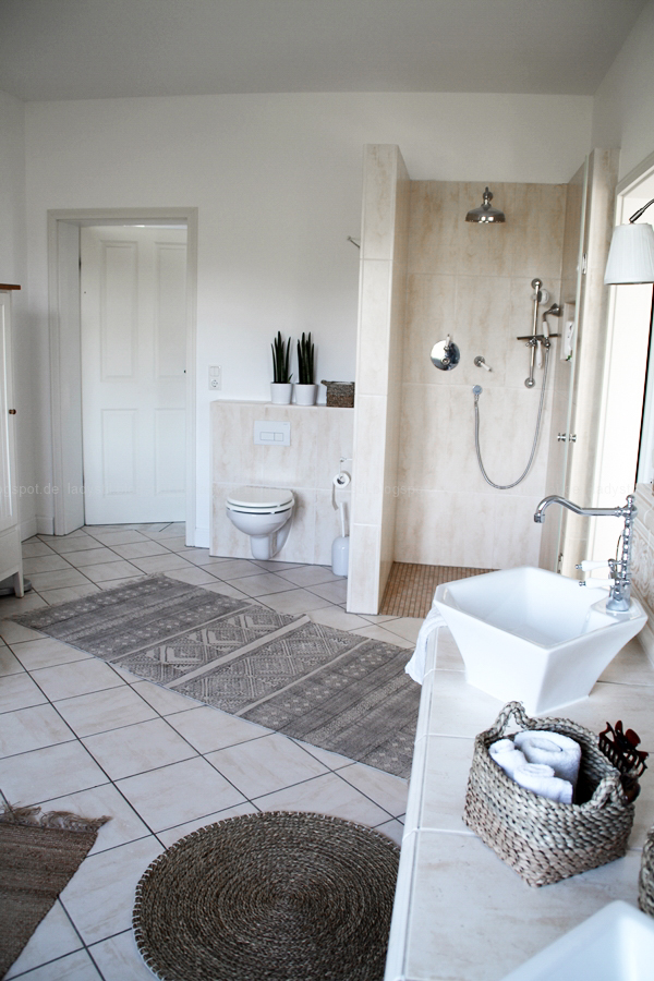 großzügiges Badezimmer mit großer Badewanne und hellen Fliesen, Badezimmer in Holz, Weiß