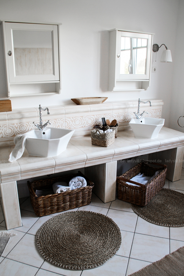 großzügiges Badezimmer mit großer Badewanne und hellen Fliesen, Badezimmer in Holz, Weiß