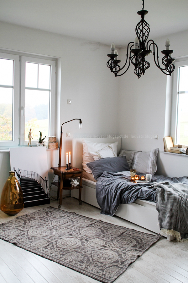 DekoDonnerstag, Schlafzimmer in Weiß Grau Holz mit Bohoelementen
